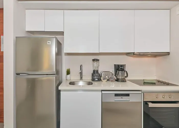 Centric 2br, 2pools, Near & 5th Ave Apartment *