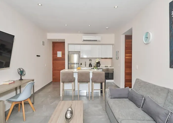 Centric 2br, 2pools, Near & 5th Ave Apartment