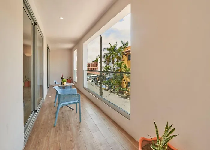 Apartment Centric 2br, 2pools, Near & 5th Ave