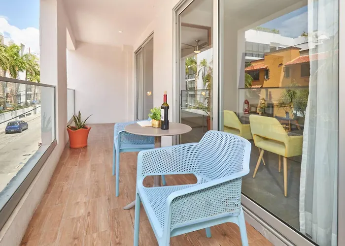 Apartment Centric 2br, 2pools, Near & 5th Ave