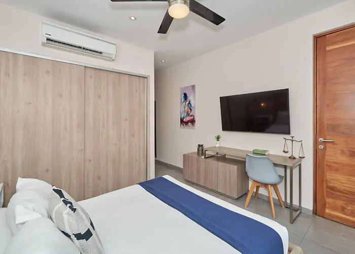 Apartment Centric 2br, 2pools, Near & 5th Ave