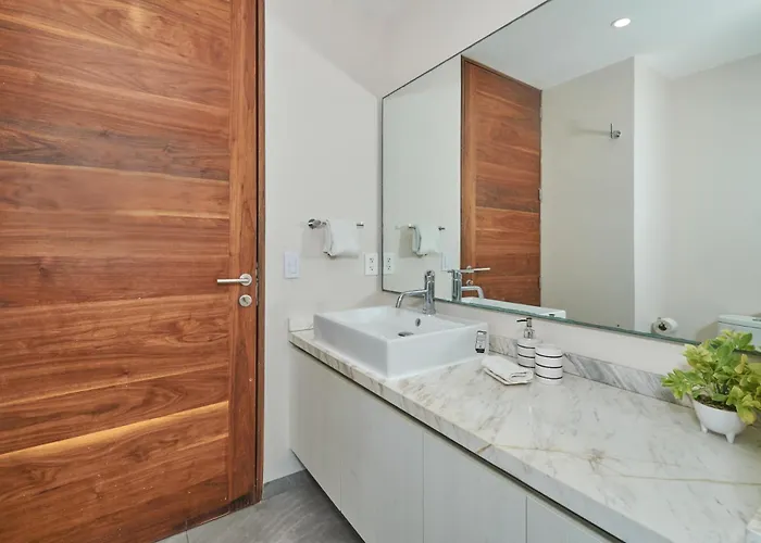 Centric 2br, 2pools, Near & 5th Ave