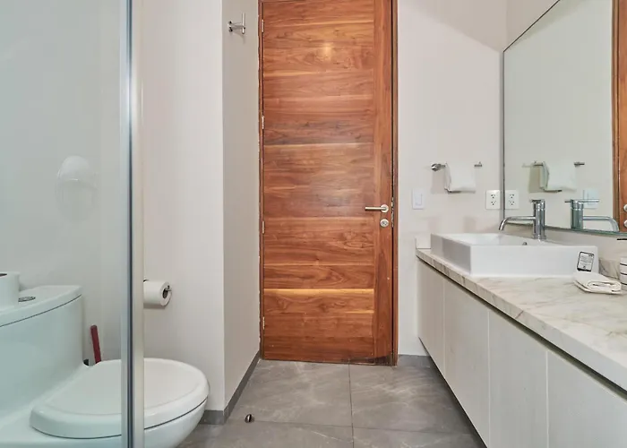 Apartment Centric 2br, 2pools, Near & 5th Ave