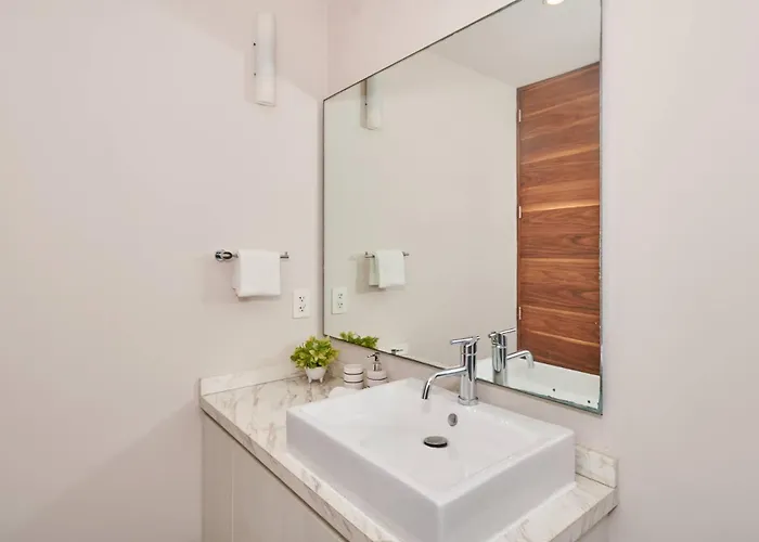 Centric 2br, 2pools, Near & 5th Ave *