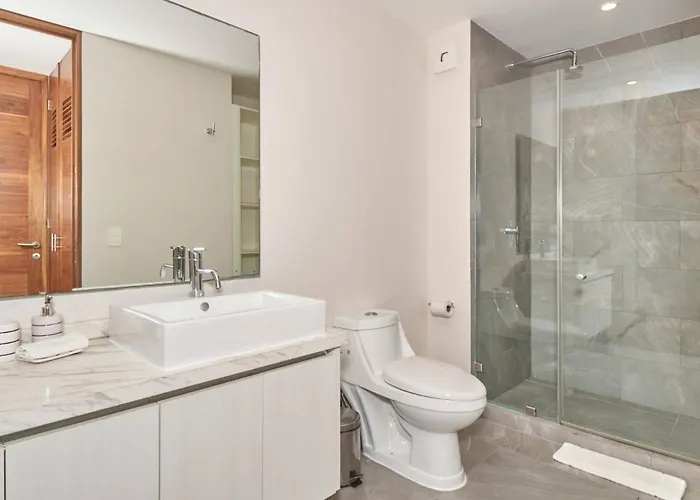 Apartment Centric 2br, 2pools, Near & 5th Ave