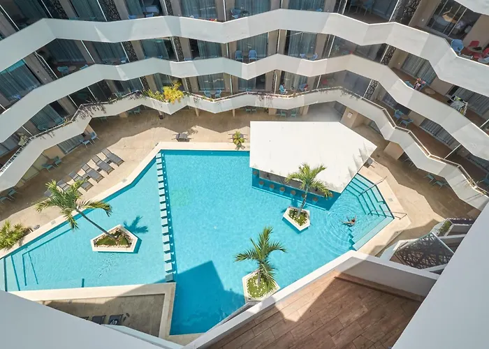 Centric 2br, 2pools, Near & 5th Ave *