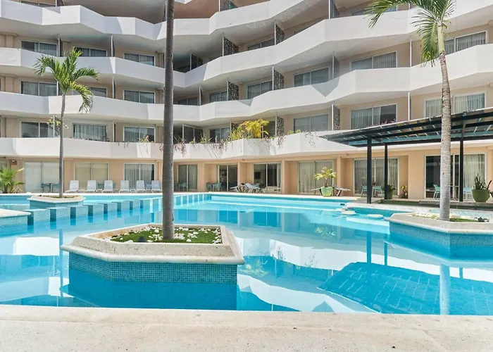 Centric 2br, 2pools, Near & 5th Ave