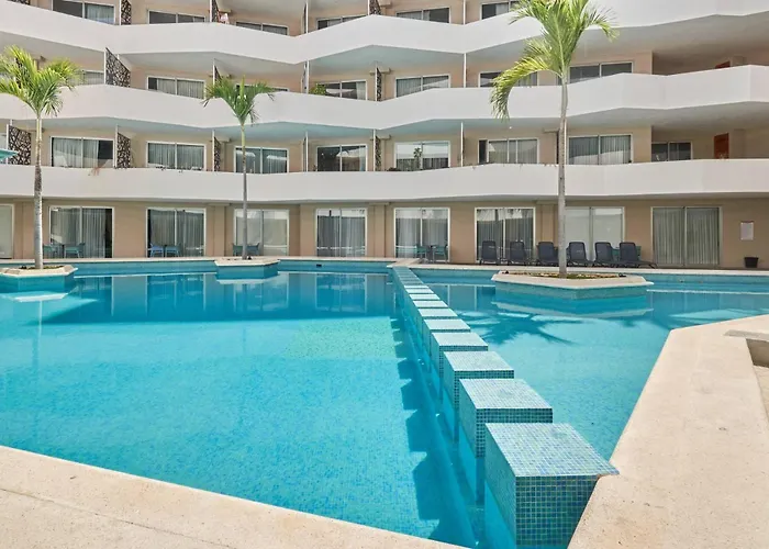 Centric 2br, 2pools, Near & 5th Ave *