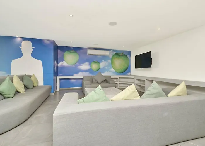 Centric 2br, 2pools, Near & 5th Ave Apartment *
