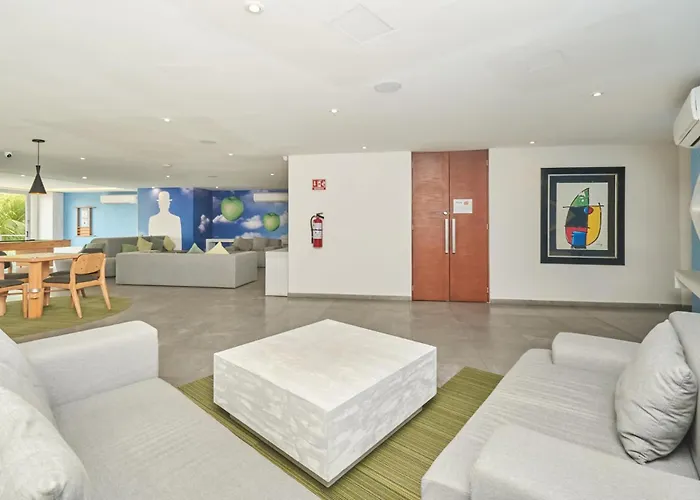 Apartment Centric 2br, 2pools, Near & 5th Ave